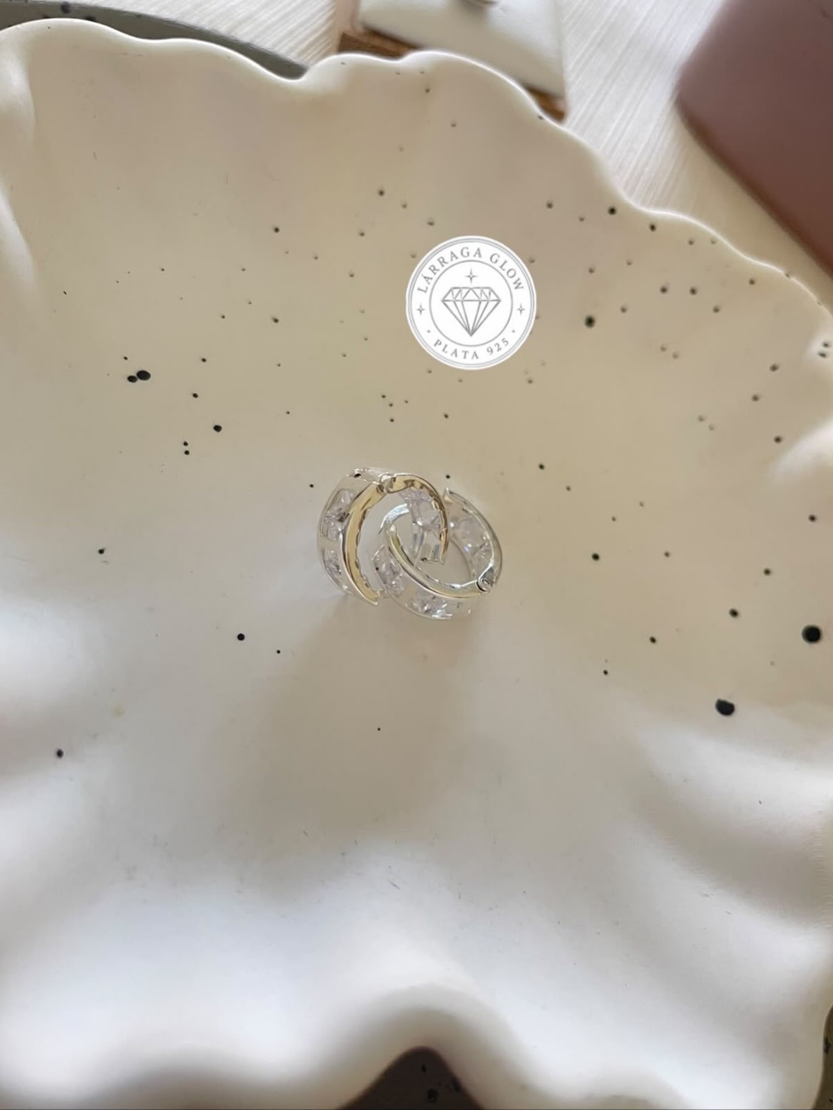 Arracadas huggies con circonias cuadradas