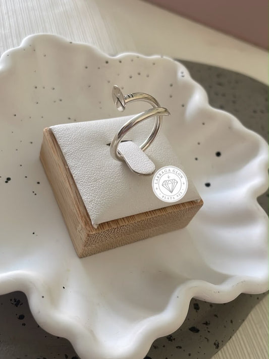 Anillo con diseño de clavo