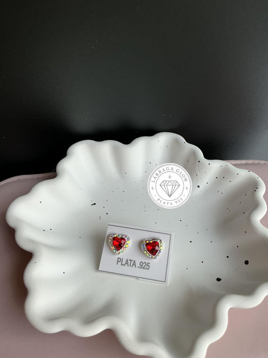 Aretes tipo broquel en forma de corazón rojo