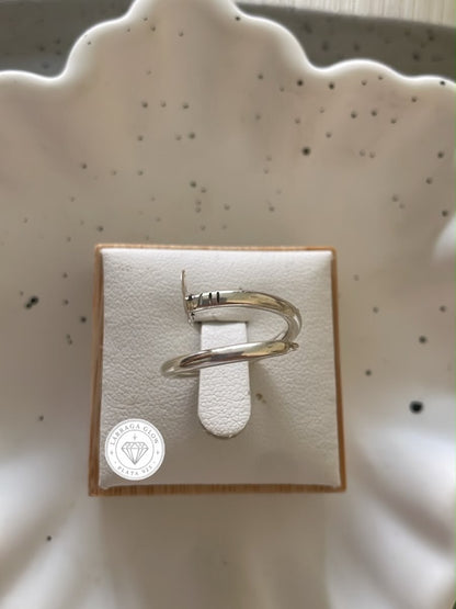 Anillo con diseño de clavo
