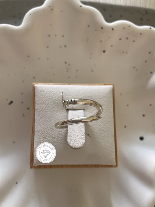 Anillo con diseño de clavo