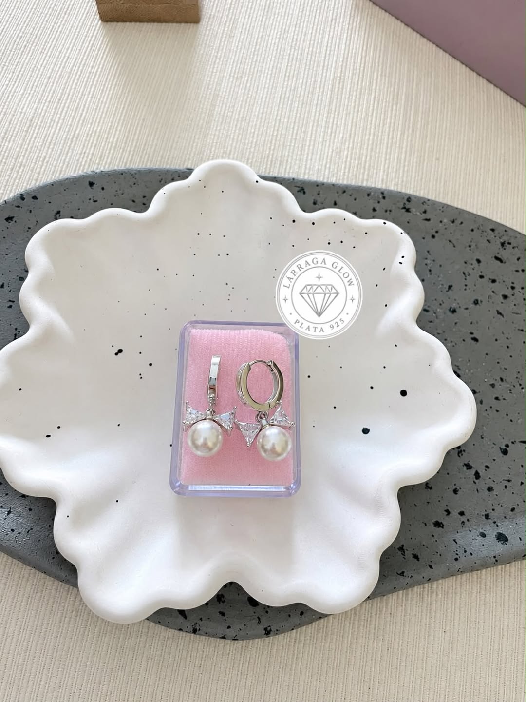 Arracadas huggies con moño de circonias y perla colgante