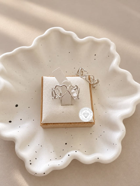 Anillo de plata con siluetas de corazones