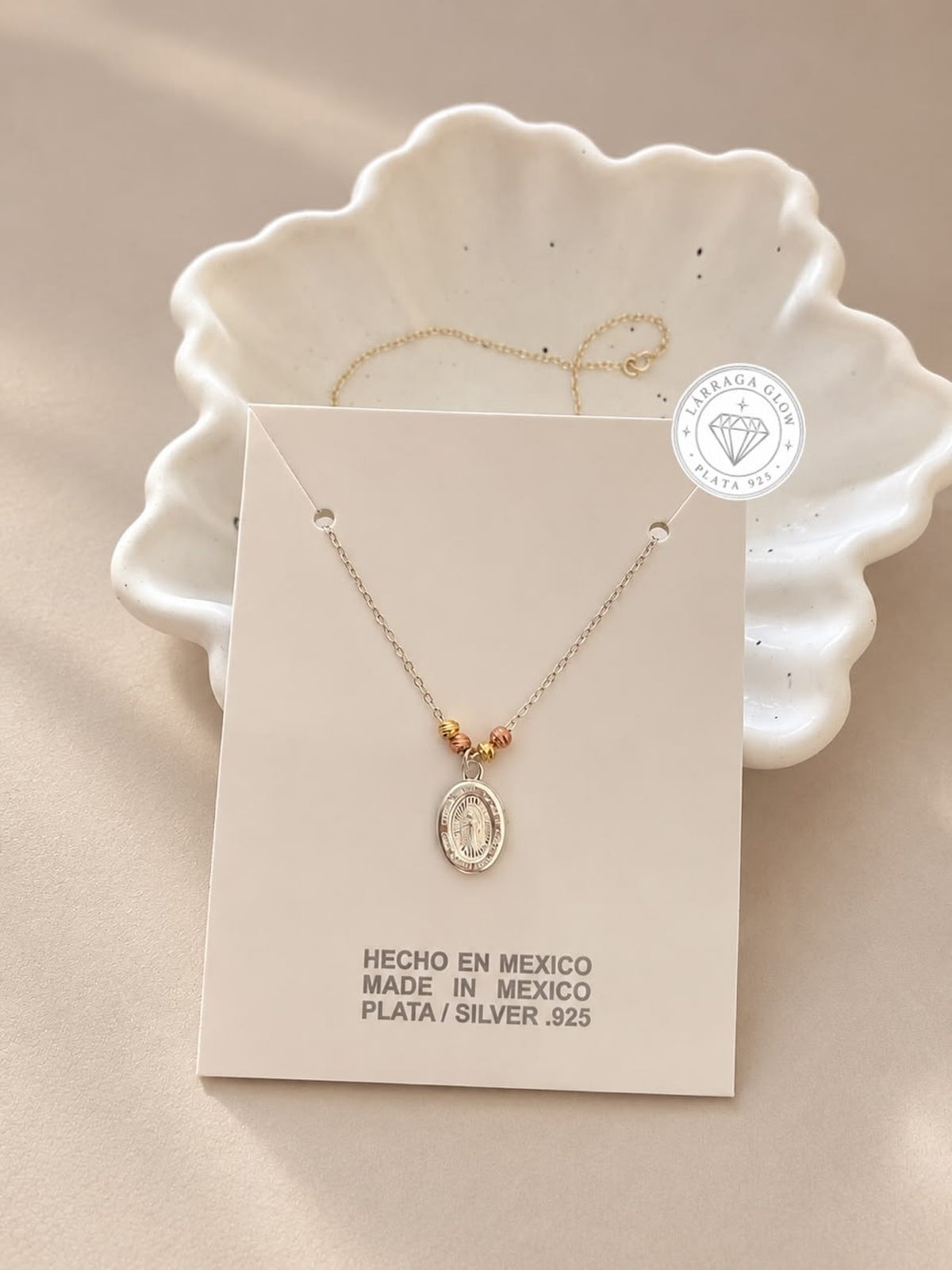 Collar con medalla de la Virgen de Guadalupe